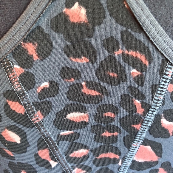 Victoria's Secret Sport Incredible Sports Bra 32DD - Picture 4 of 7